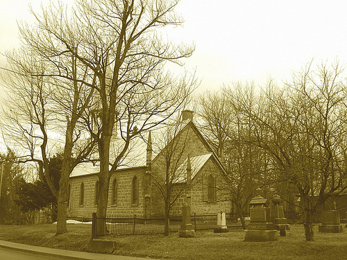 Cimetière et église  / Church and cemetery  -  Ormstown.  Québec, CANADA.  29 mars 2009 - Sepia