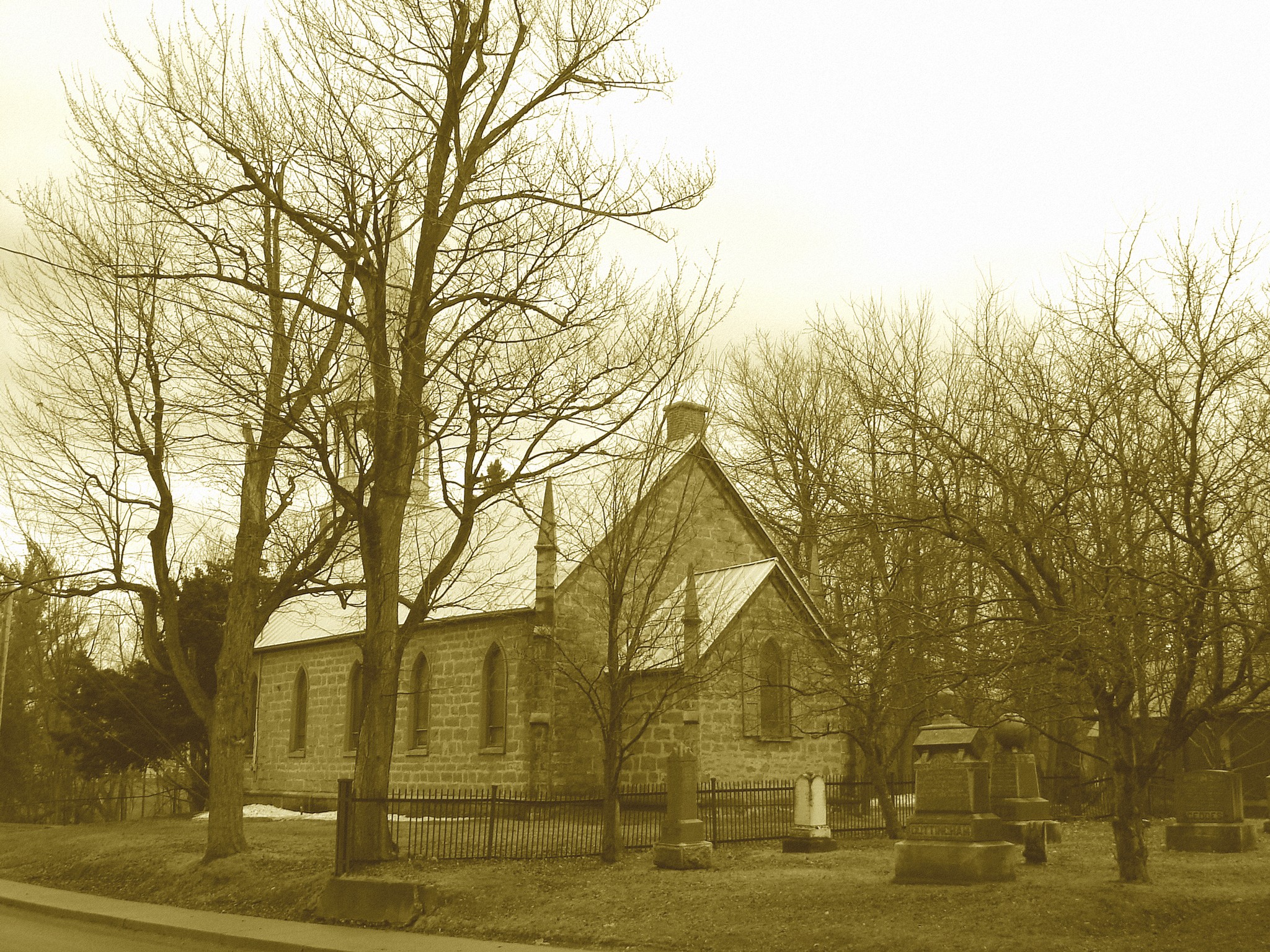 Cimetière et église  / Church and cemetery  -  Ormstown.  Québec, CANADA.  29 mars 2009 - Sepia