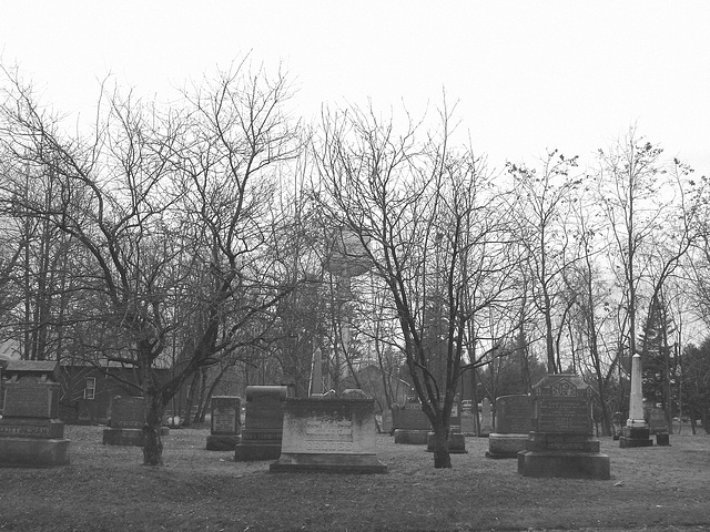 Cimetière et église  / Church and cemetery  -  Ormstown.  Québec, CANADA.  29 mars 2009 -  B & W