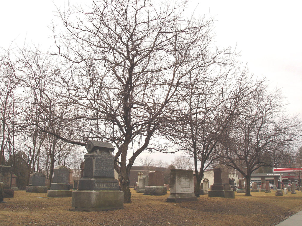 Cimetière et église  / Church and cemetery  -  Ormstown.  Québec, CANADA.  29 mars 2009