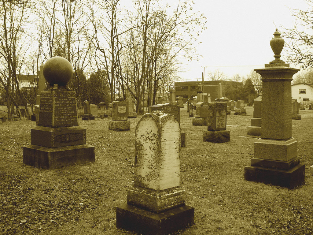 Cimetière et église  / Church and cemetery  -  Ormstown.  Québec, CANADA.  29 mars 2009 - Sepia