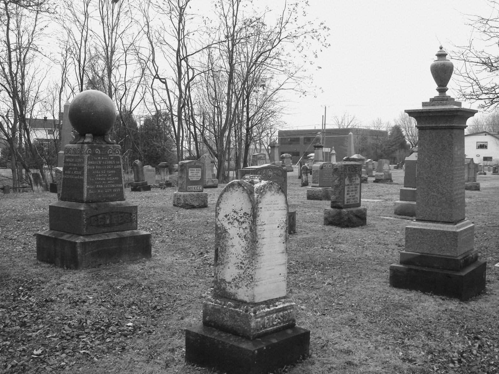 Cimetière et église  / Church and cemetery  -  Ormstown.  Québec, CANADA.  29 mars 2009 - B & W