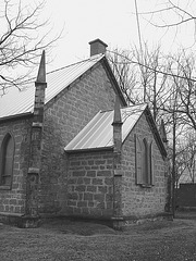 Cimetière et église  / Church and cemetery  -  Ormstown.  Québec, CANADA.  29 mars 2009-  B & W