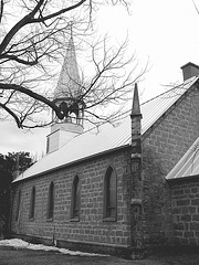 Cimetière et église  / Church and cemetery  -  Ormstown.  Québec, CANADA.  29 mars 2009- B & W