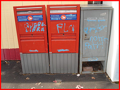 Québec libre et FLQ vs Postes-Canada /  Freedom and FLQ on Canada Post Corporation mailboxes -  Dans ma ville -  Québec, Canada - 12 octobre 2008.