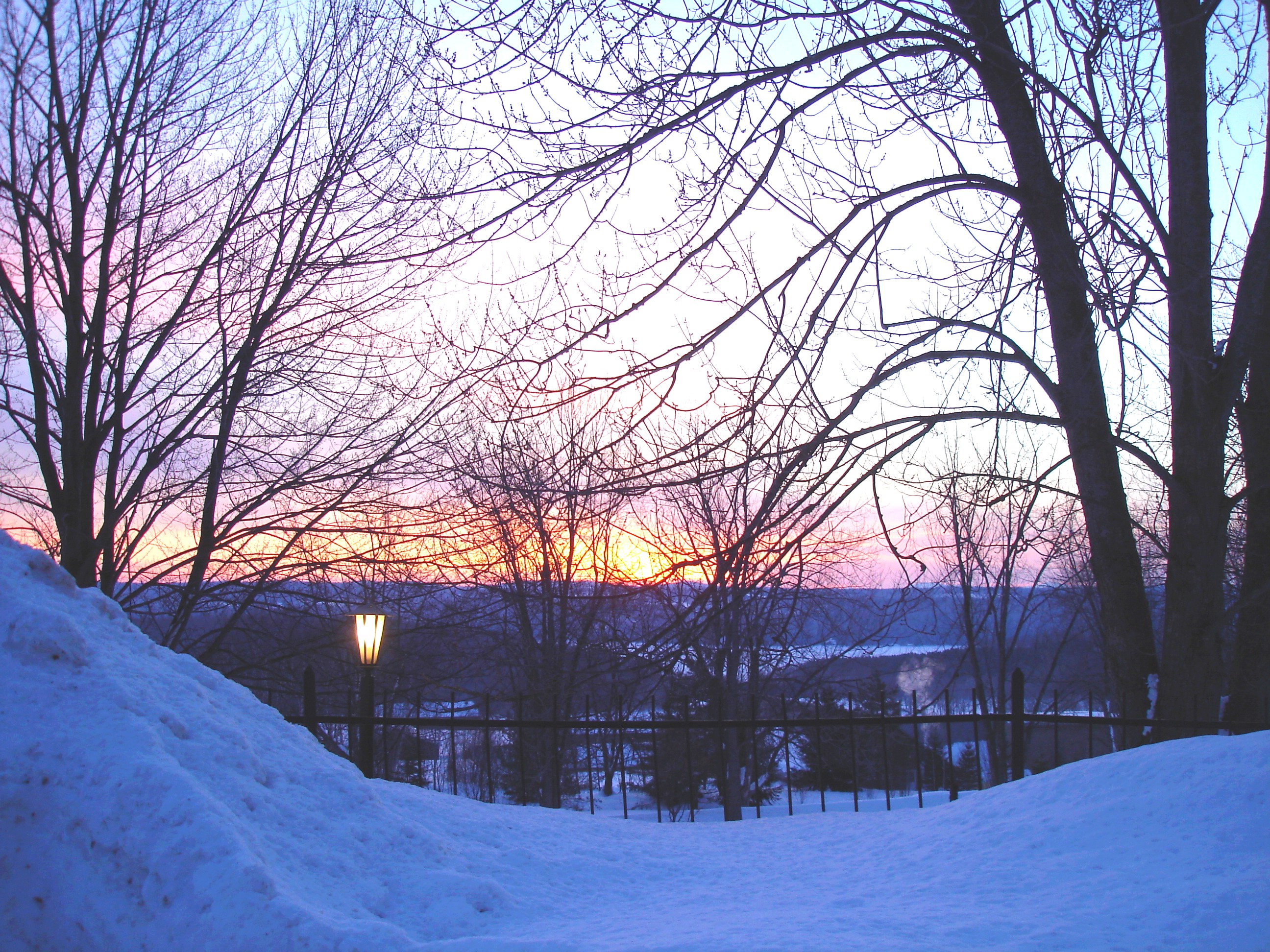 Lever de soleil monastique /  Monastic sunrise.