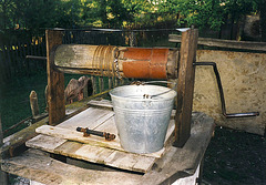 In der Ukraina auf dem Land ein echter Brunnen mit köstlichem  Wasser