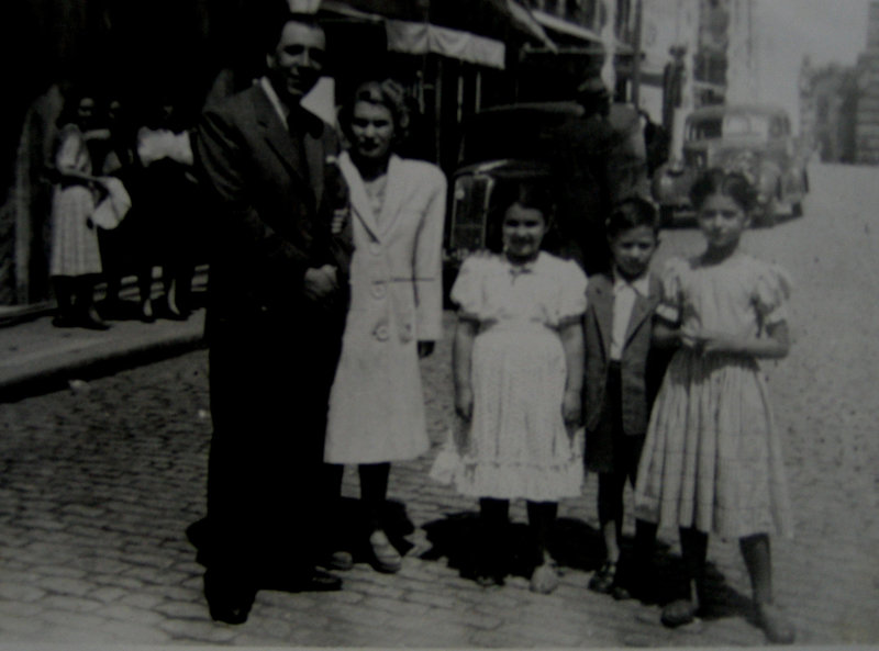 The TABORDA's family plus a friend at the right side