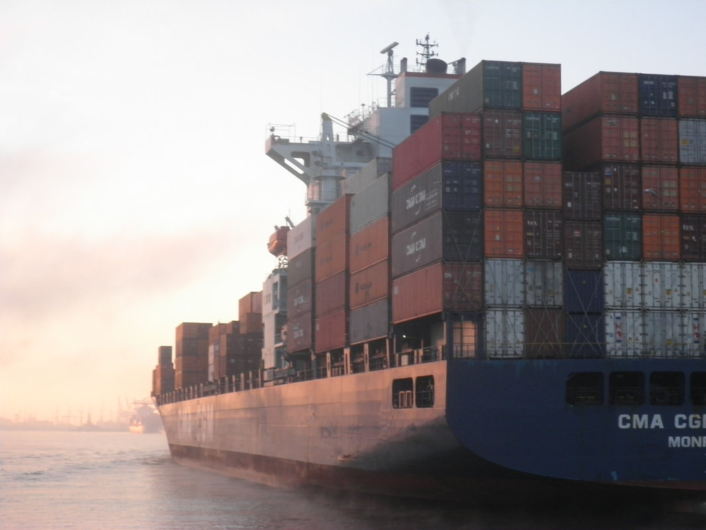 CMA  CGM Lapis im Morgenrot