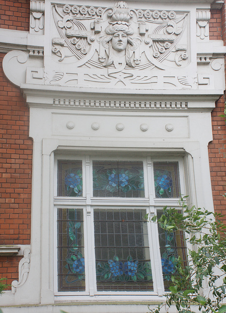 Windfang im Jugendstil mit Buntglas