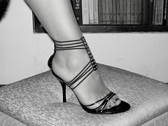 Lady Roxy - Sandales noires à talons hauts -  Black high-heeled sandals  /  Avec / with permission .  B & W