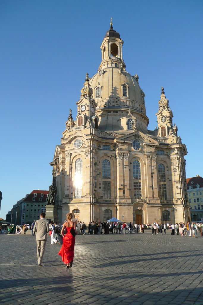 Besucher vor der Frauenkirche