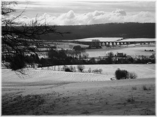 Blick auf die Autobahnbrücke