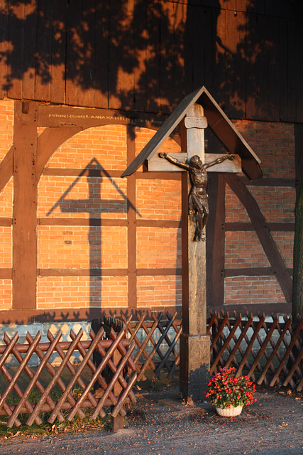 alte Hofscheune in der Morgensonne