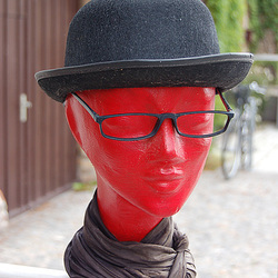 Antaŭ la montrofenestro