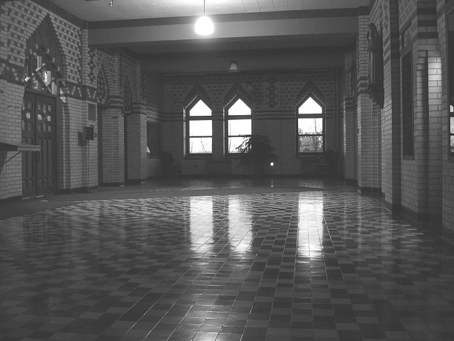 Hall d'entrée de l'abbaye de St-Benoit-du-lac  /  Québec- CANADA  - Février 2009 - B & W.