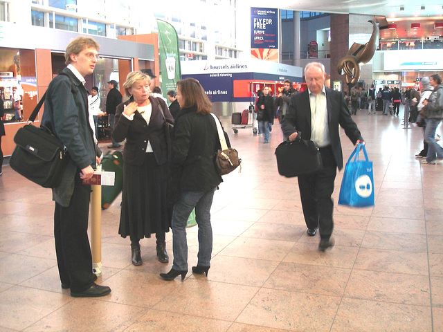 Ultra blonde mature and high heeled booted  readhead Lady /Brussels airport - 19 octobre 2008