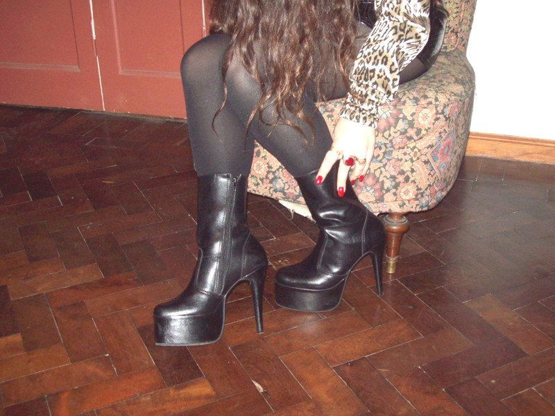 Lady Roxy  -  Black short platform boots  .  Avec / with permission.