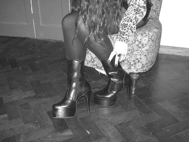 Lady Roxy  -  Black short platform boots  -  With / avec permission - B & W