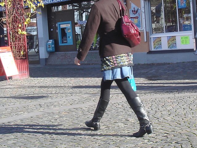 Bankomat Lady in mini denim skirt and Dominatrix SS boots style -  Ängelholm /  Sweden - Suède.  23 Octobre 2008