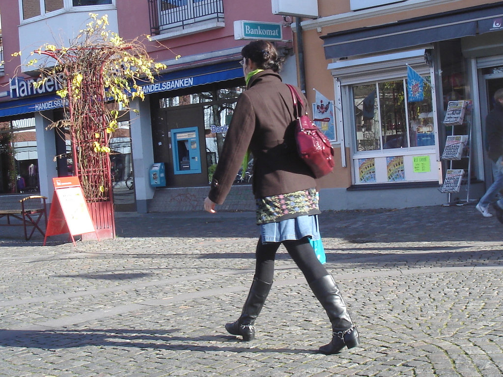 Bankomat Lady in mini denim skirt and Dominatrix SS boots style -  Ängelholm /  Sweden - Suède.  23 Octobre 2008