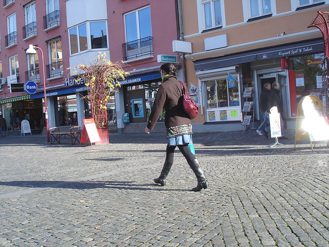 Bankomat Lady in mini denim skirt and Dominatrix SS boots style -  Ängelholm /  Sweden - Suède.  23 Octobre 2008