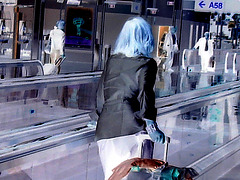 White blouse Lady in stiletto heels - Brussels airport /  19-10-2008   - Effet négatif