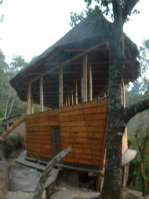 Casa de Madera con forma de barco / Ŝipforma ligna domo