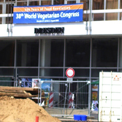 2008-07-31 01 Eo-tablo ĉe 38-a monda kongreso de vegetaranoj en Dresdeno