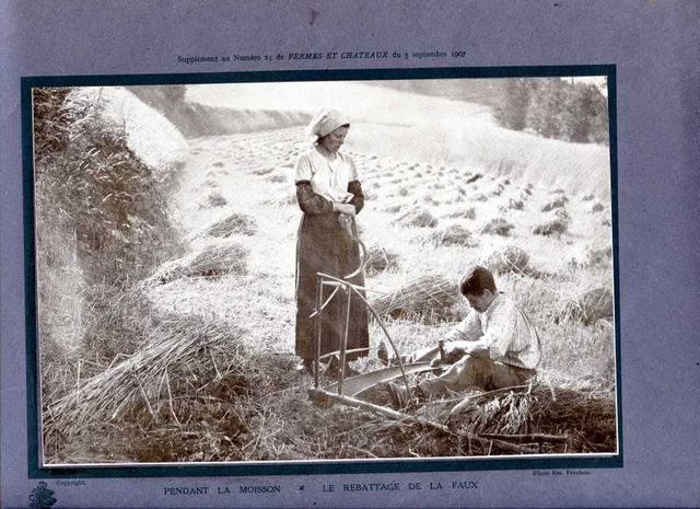 pendant la moisson-le rebattage de la faux 1907