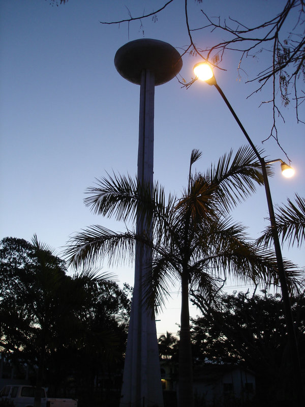 Château d'eau et lampadaire / Water tower and street lamp.