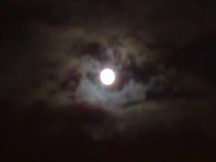 Luna entre nubes.