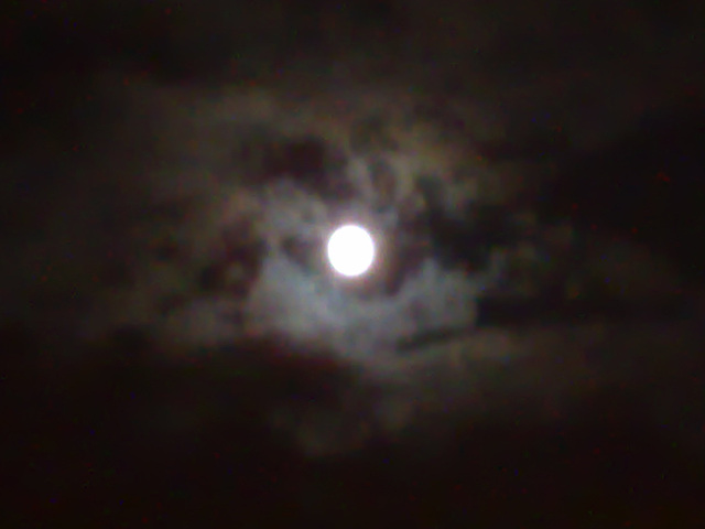 Luna entre nubes.