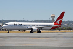 VH-OGN B767-338ER Qantas
