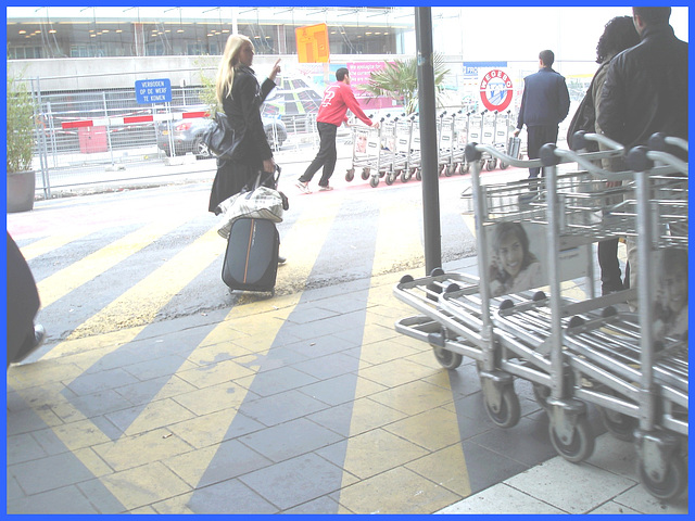 Index d'une belle blonde -  Index finger blond Lady -  Brussels airport   /  19-10-2008