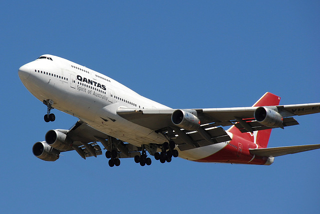 VH-EBX B747-338 Qantas