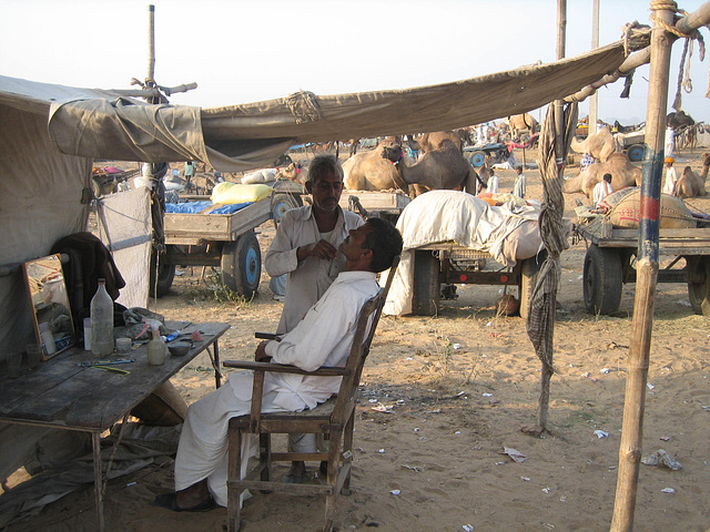 Barbier à la foire de Pushkar