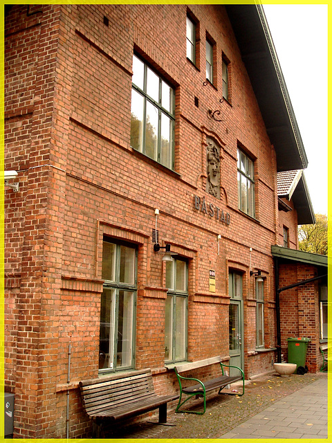 Gare de Båstad  /   Båstad  train station-  Sweden  / Suède.  Octobre / Octobre 2008.