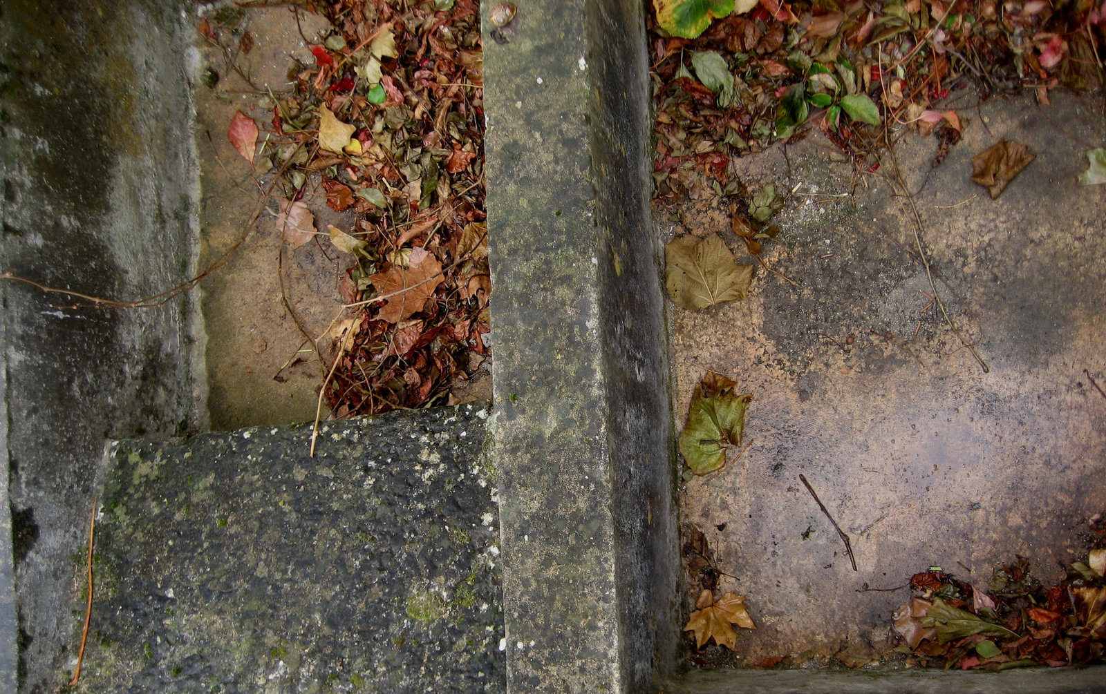 Hunting Ground of Mafra, old house backyard, laundry tanks (2)