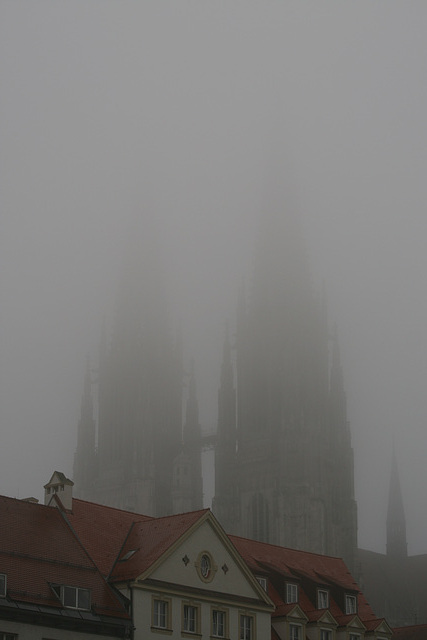 dom im nebel