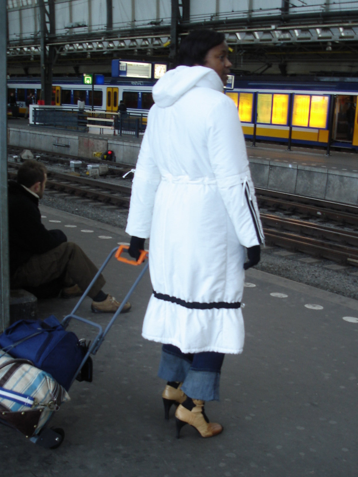 Déesse Noire en Bottes estomaquantes ! Black Goddess in white and impeccable high-heeled Boots