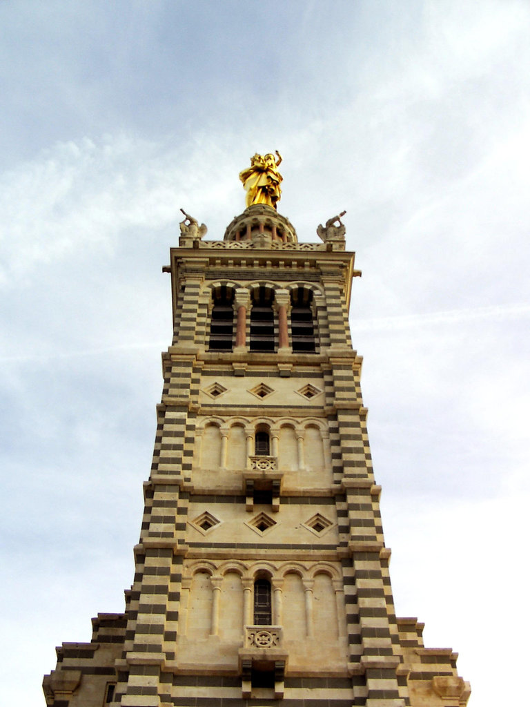 vue partielle de notre Dame de la garde