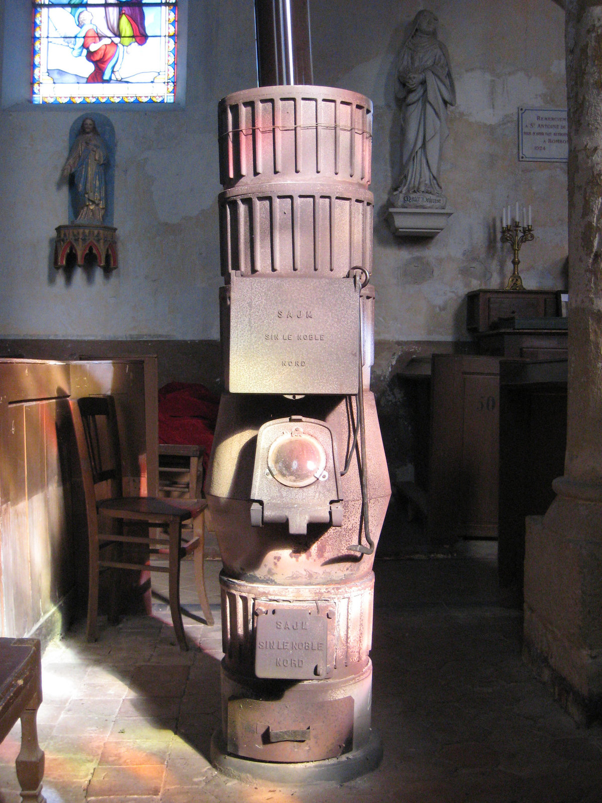 Le poêle à bois de l'église de Bombon