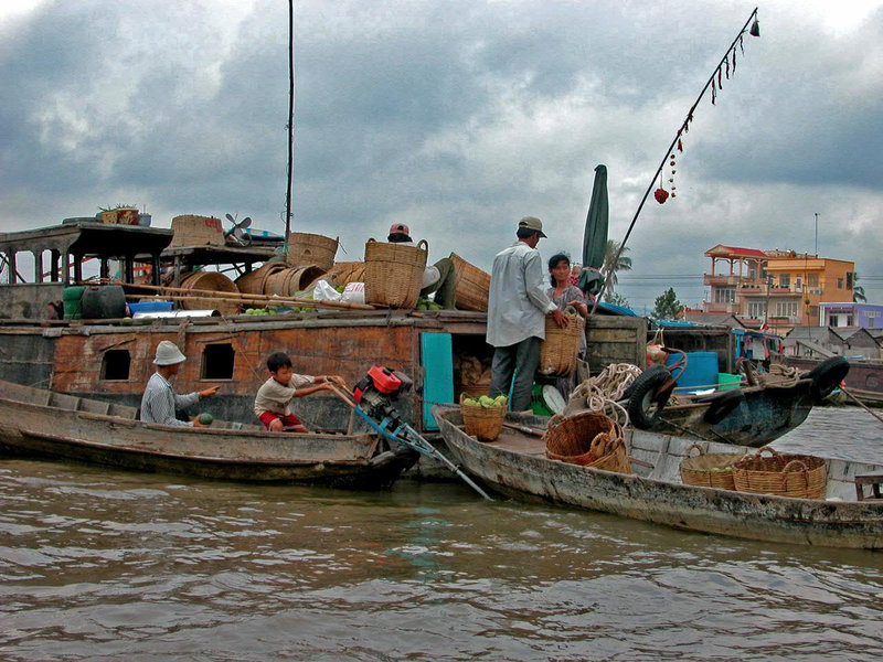 Phung Hiep floating market