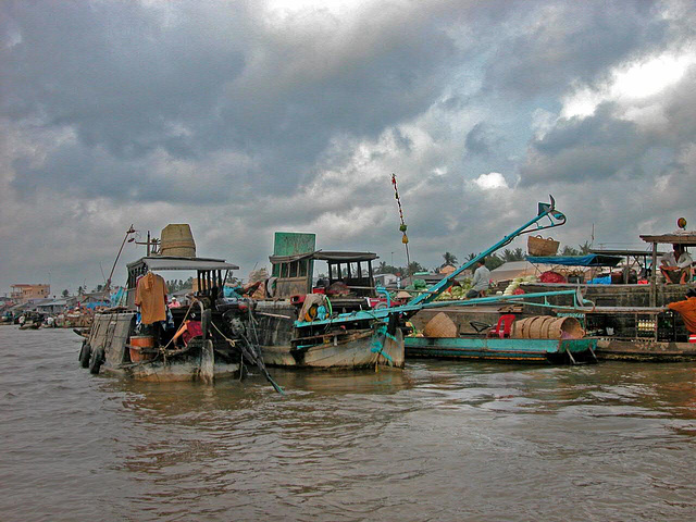 Phung Hiep floating market