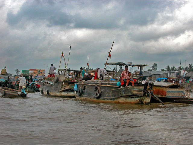 Phung Hiep floating market