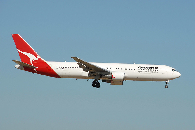 VH-OGV B767-338ER Qantas