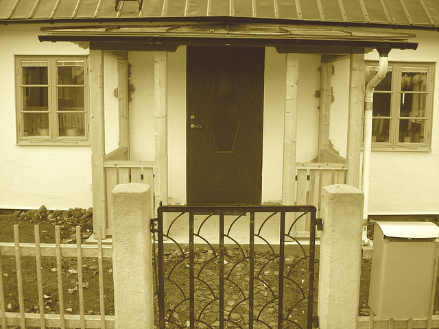 House's mailbox in the spotlight  - Boîte aux lettres en vedette .  Båstad  / Sweden, Suède  - 21-10-2008 -   Sepia