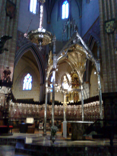 Catedral de Pamplona: Presbiterio con baldaquino neogótico.