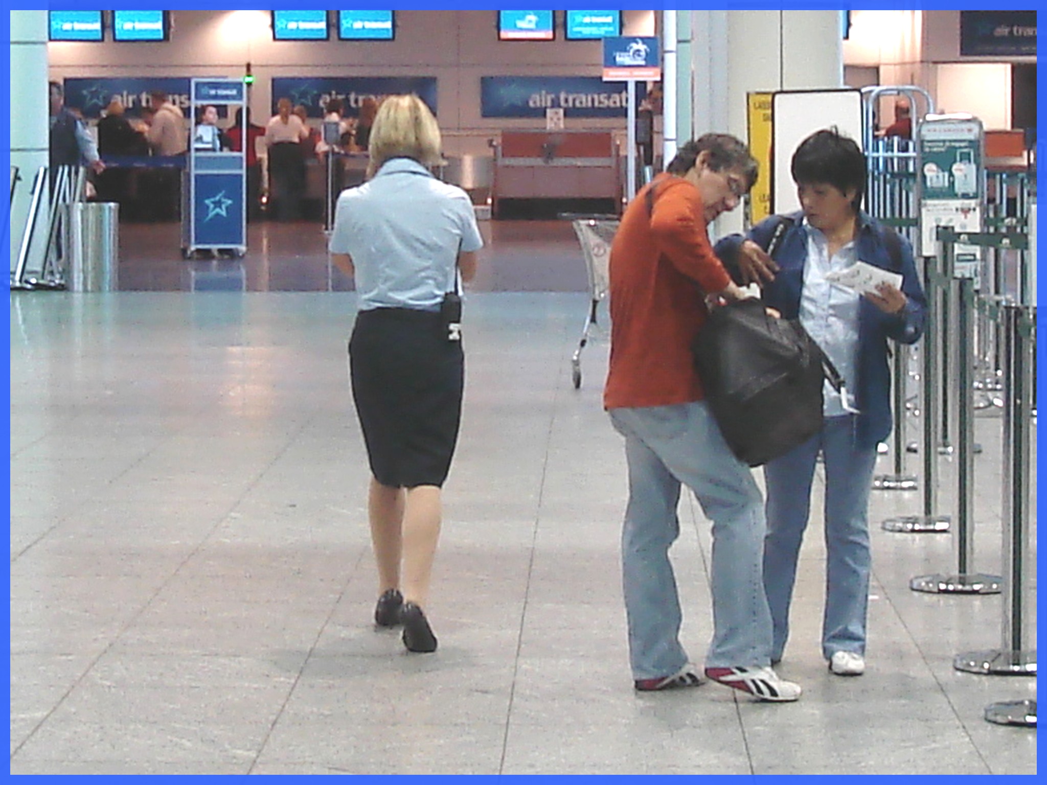 Départ en blonde en talons hauts- Blond departure in high heels- Aéroport PET de Montréal-  Montreal airport- 18 octobre 2008